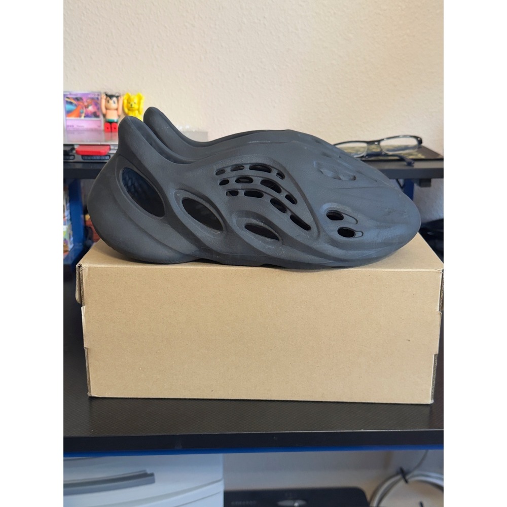 Adidas Yeezy Foam RNR Onyx Mens Size 9 with Box